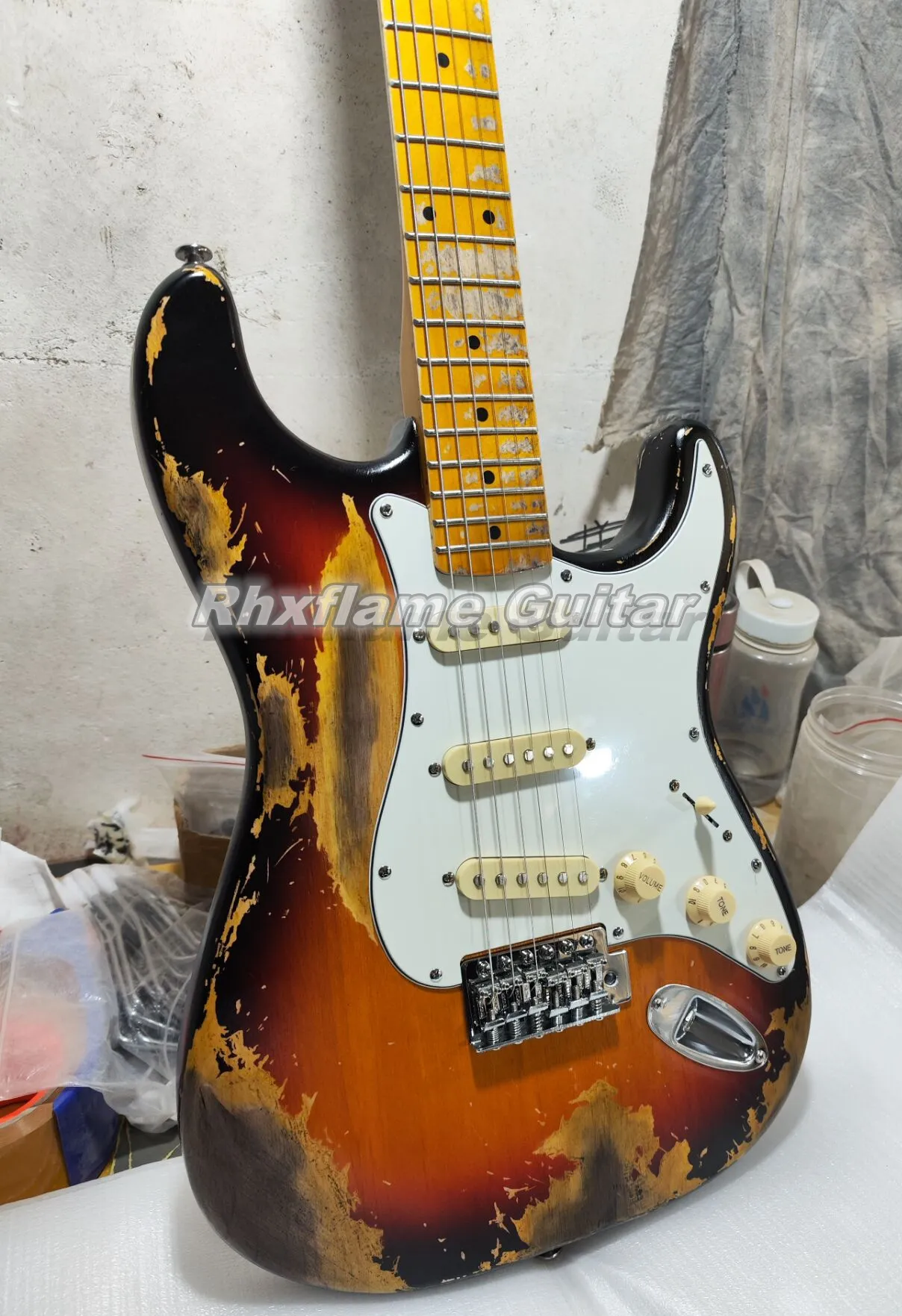 Custom Shop Chili Peppers John Frusciante 3 Tone Sunburst Heavy Relic E-Gitarre, Korpus aus Erle, Ahornhals, Ahorngriffbrett, cremefarbene Tonabnehmer, Knöpfe, Vintage-Mechaniken