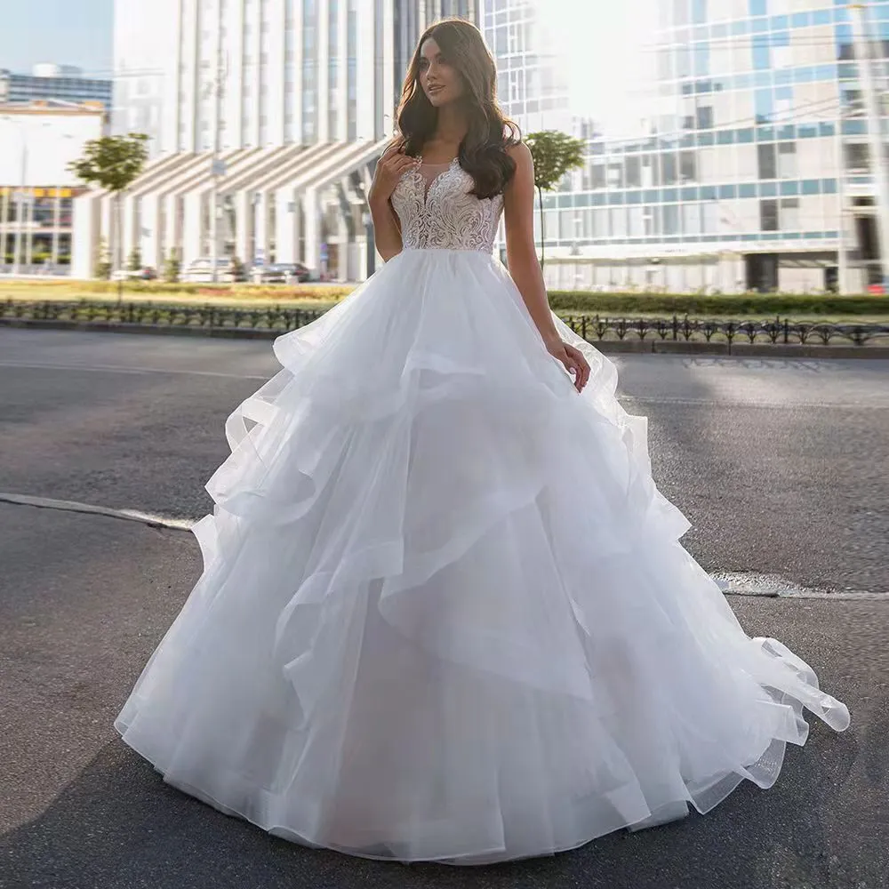 2024 Abito da sposa classico Scoop Ricamo Pizzo senza maniche Increspature Tulle Sweep Train Abiti da sposa eleganti Abiti da sposa su misura