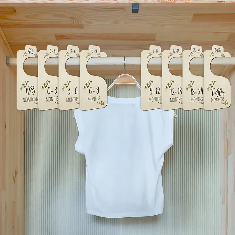 Wood Baby Closet Divider för spädbarns småbarnskläder från nyfödda till 24 månaders bedårande hängande tagg för nyfödda Boho Nursery Decor Set av 8