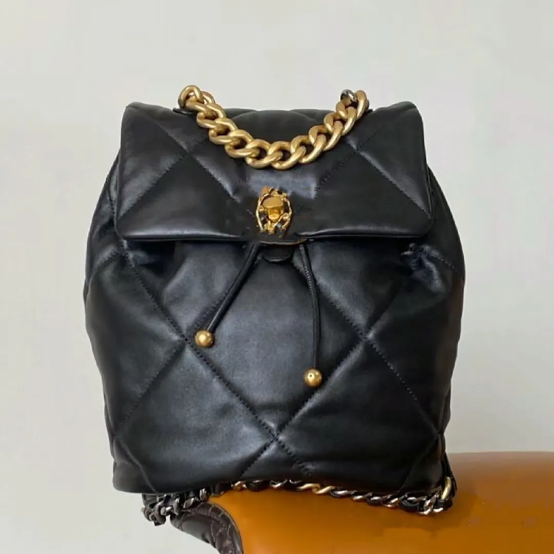 Pequena fragrância 24c corrente de diamante mochila de luxo saco de corrente de pele de carneiro moda sênior sentido mini mochila puxar corda clamshell bolsa