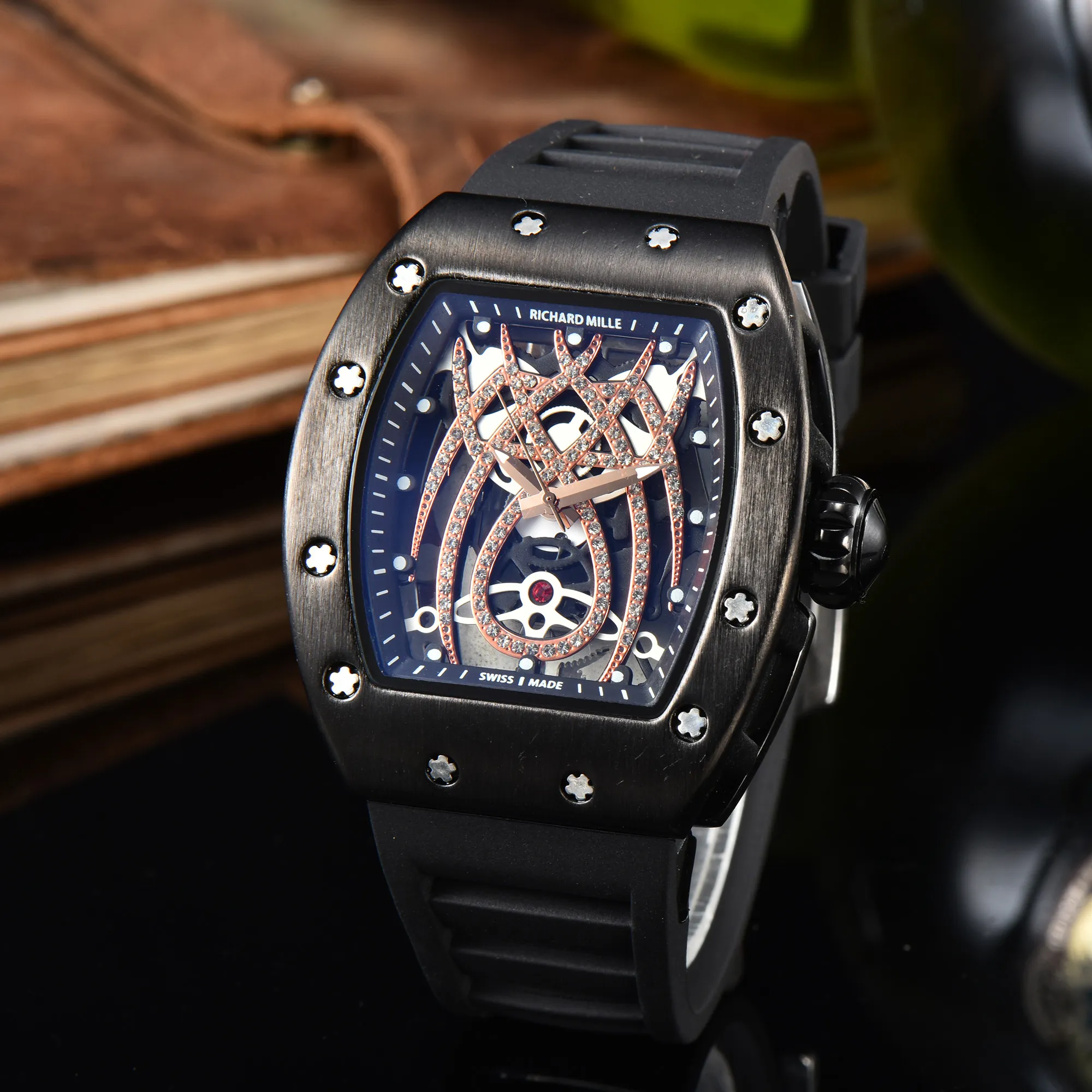 Высококачественные высококачественные мужские часы-часы наблюдают роскошные Quartz Watch Fashion Rubber Strip Strap
