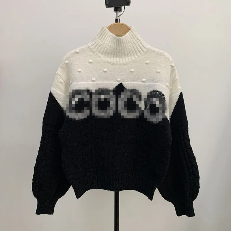 Zwart-witte letters contrasterende kleur trui coltrui high-end op maat gemaakte trui vrouwelijkheid C-breisel