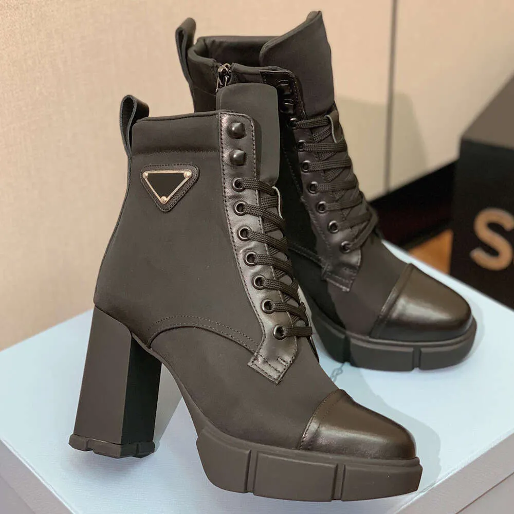 Dessus Bottines en cuir brossé et nylon Noir 1T427M Tige avec œillets et crochets émaillés Doublure en cuir triangle émaillé Semelle en caoutchouc Bottes mode Bottes à talons hauts