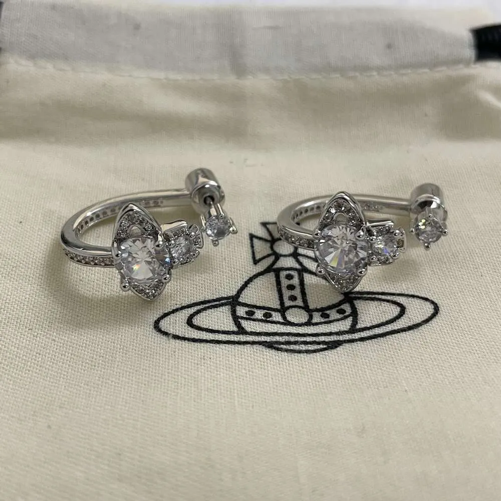 Designer Viviene Westwood Nouvelle Viviennewestwood Nanas Même Western Empress Dowager Water Diamond Saturn Boucles d'oreilles ouvertes pour femmes Advanced Feel Full Diamond Plane