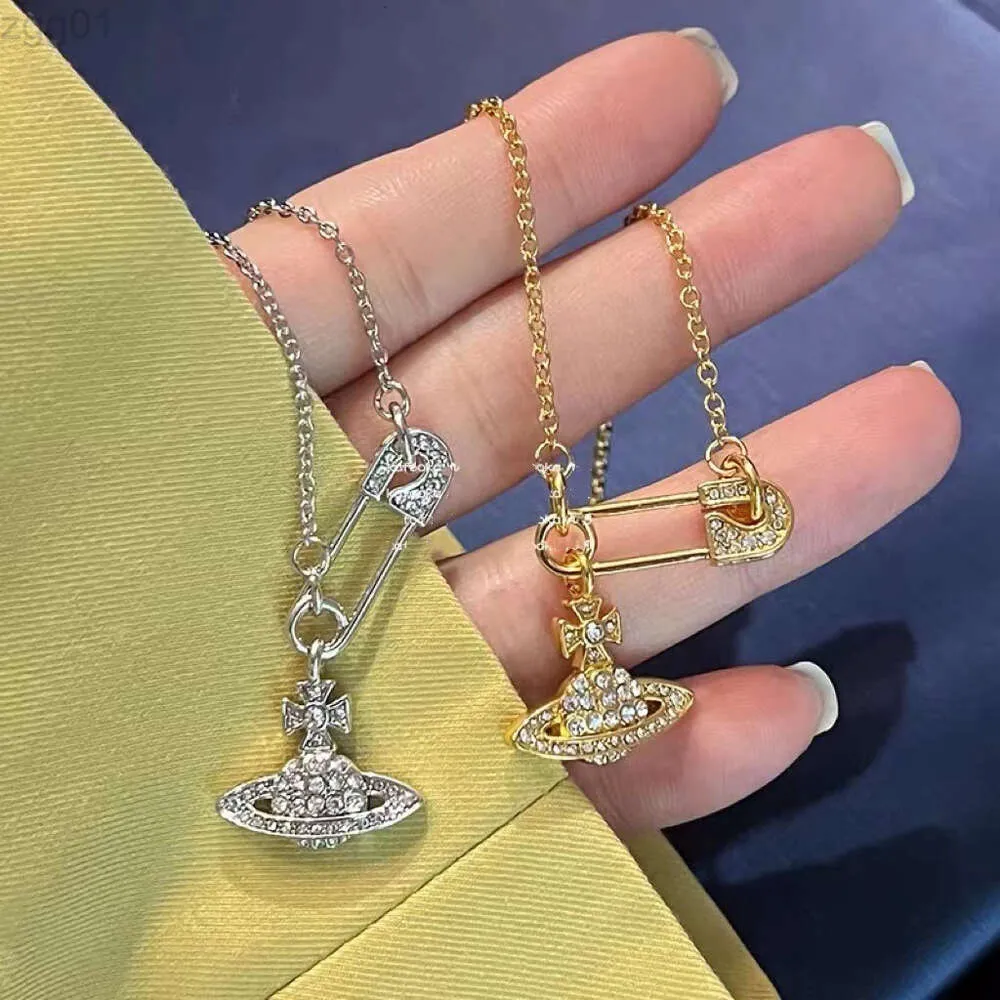 المصمم Viviene Westwoods New ViviEnnewestwood Empress Dowager West Diamond Saturn Pin Necklace Hollow Out Shining Paper Clip المتراكم Clavicl