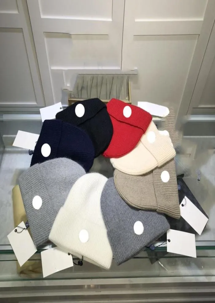 Diseñador Francia Skull Caps Insignia bordada Sombrero de hilo de lana para hombres y mujeres Gorro a prueba de calor y frío Protección para los oídos versátil Sombreros de invierno de punto7750546