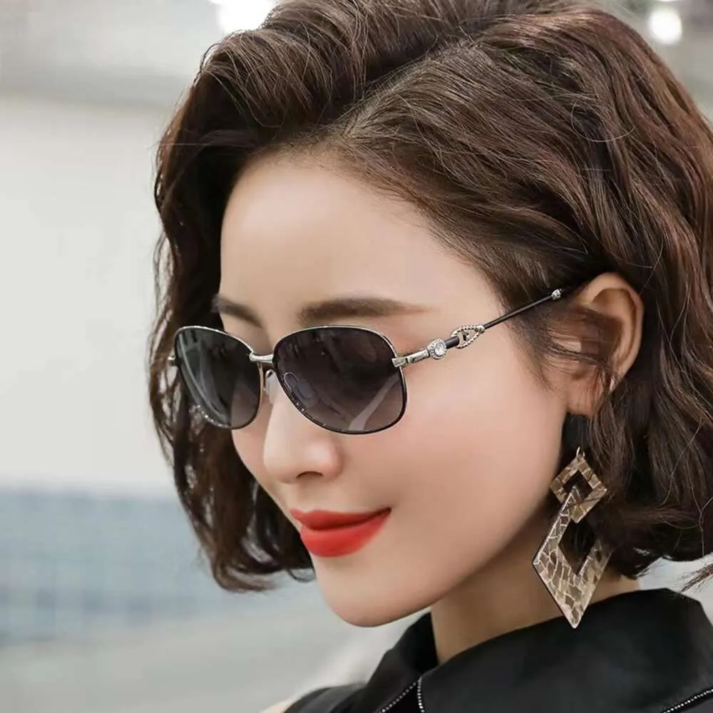 Новые женские модные поляризационные солнцезащитные очки с защитой от ультрафиолета для вождения, корейское издание, маленькое лицо, круглая оправа, однотонные солнцезащитные очки,