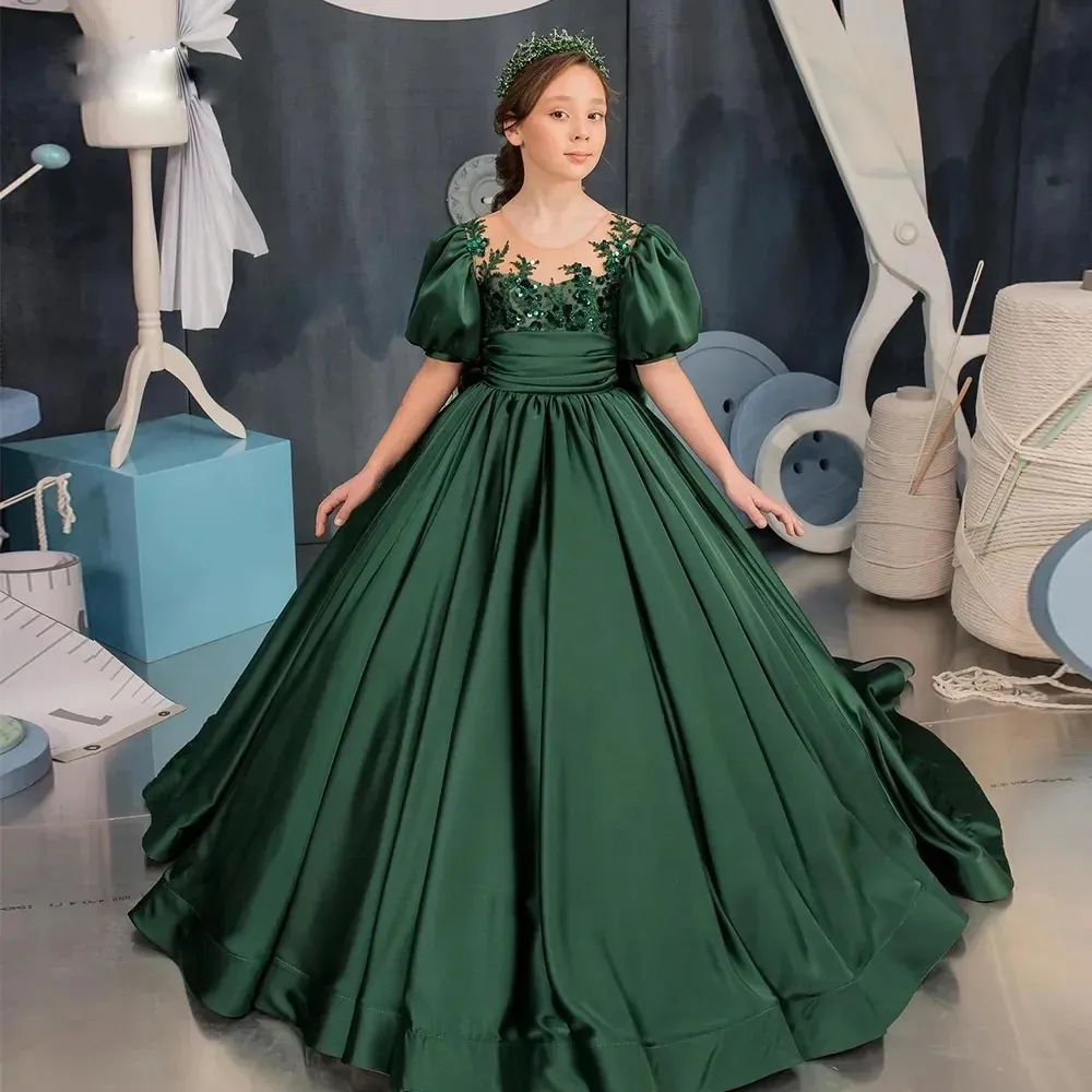 2024 Dark Green Flower Girl Dress O-hals Korta ärmar Big Bow Satin Train Christmas Party Födelsedagsklänningar Commonion Barn Girl Pageant Gowns