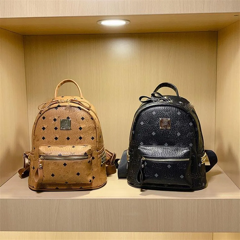 Bolsas de designer de couro Brand Back de alta qualidade MC Boys and Girls Backpack Famous Rivet Print Students Rear