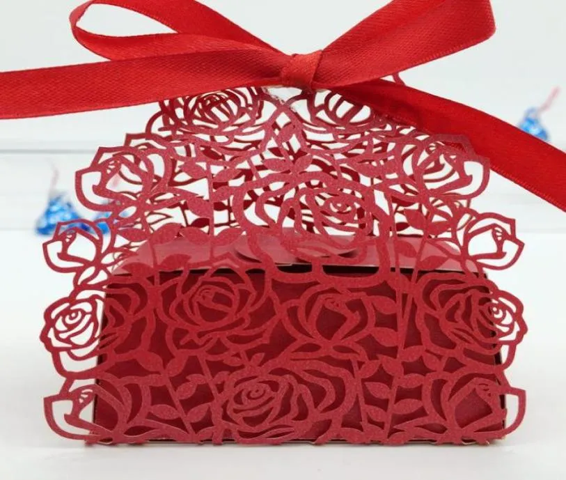 Design3 100st Laser Cut Hollow Rose Flower Candy Box Chocolates Boxar med band för bröllopsfest Baby Shower Favor Gift7055502