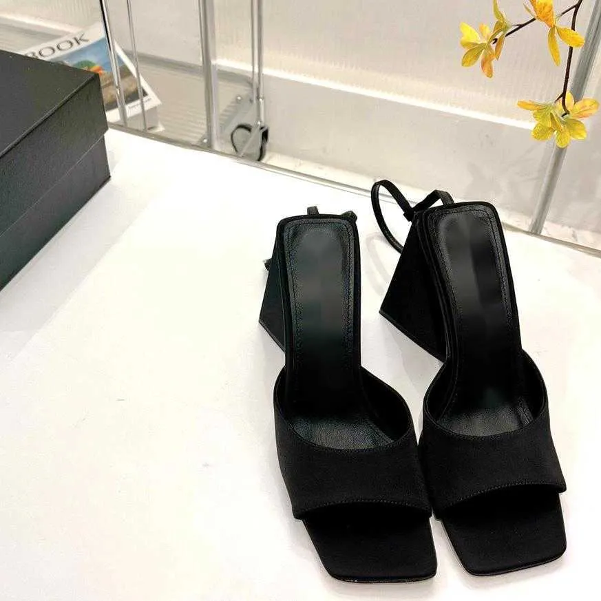 Sandali avvolgenti alla caviglia con tacco grosso Scarpe con tacco alto in raso nero con tacco largo slip on diapositive scarpe con punta aperta per le donne di lusso