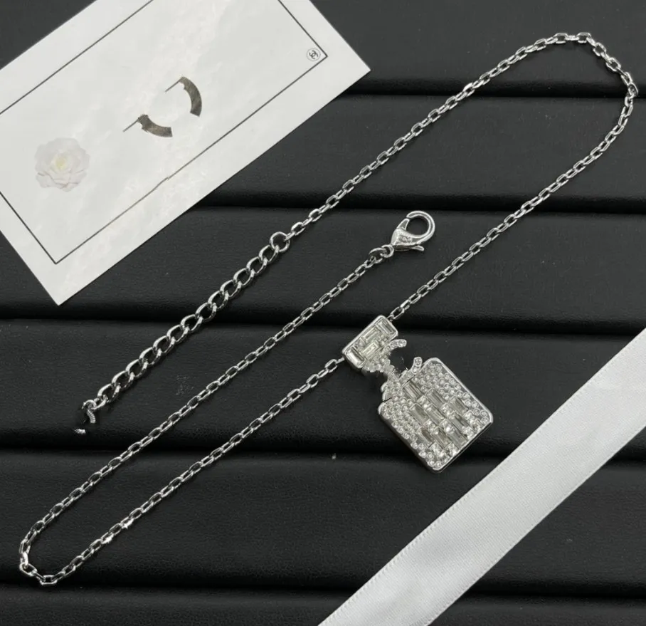 Nouveau collier de bouteille de parfum plein de diamants couleur or blanc magnifique diamant incrusté de diamants de mode européenne et américaine