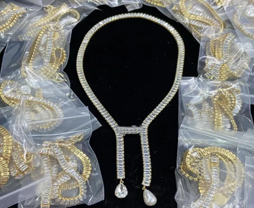 Luxus gestaltete Halsketten weiße Kristall Diamanten Anhänger Frauen Bankgehalten Messing 18K Gold plattiert Damen Designer Schmuckgeschenke DN1 -0021371750
