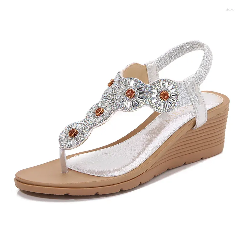 Sapatos de vestido Qianshuyi Chic Silver Lantejoulas Flor Bohemian Sandálias 6cm Salto Alto Cunha Slip-On para Praia 2024 Verão