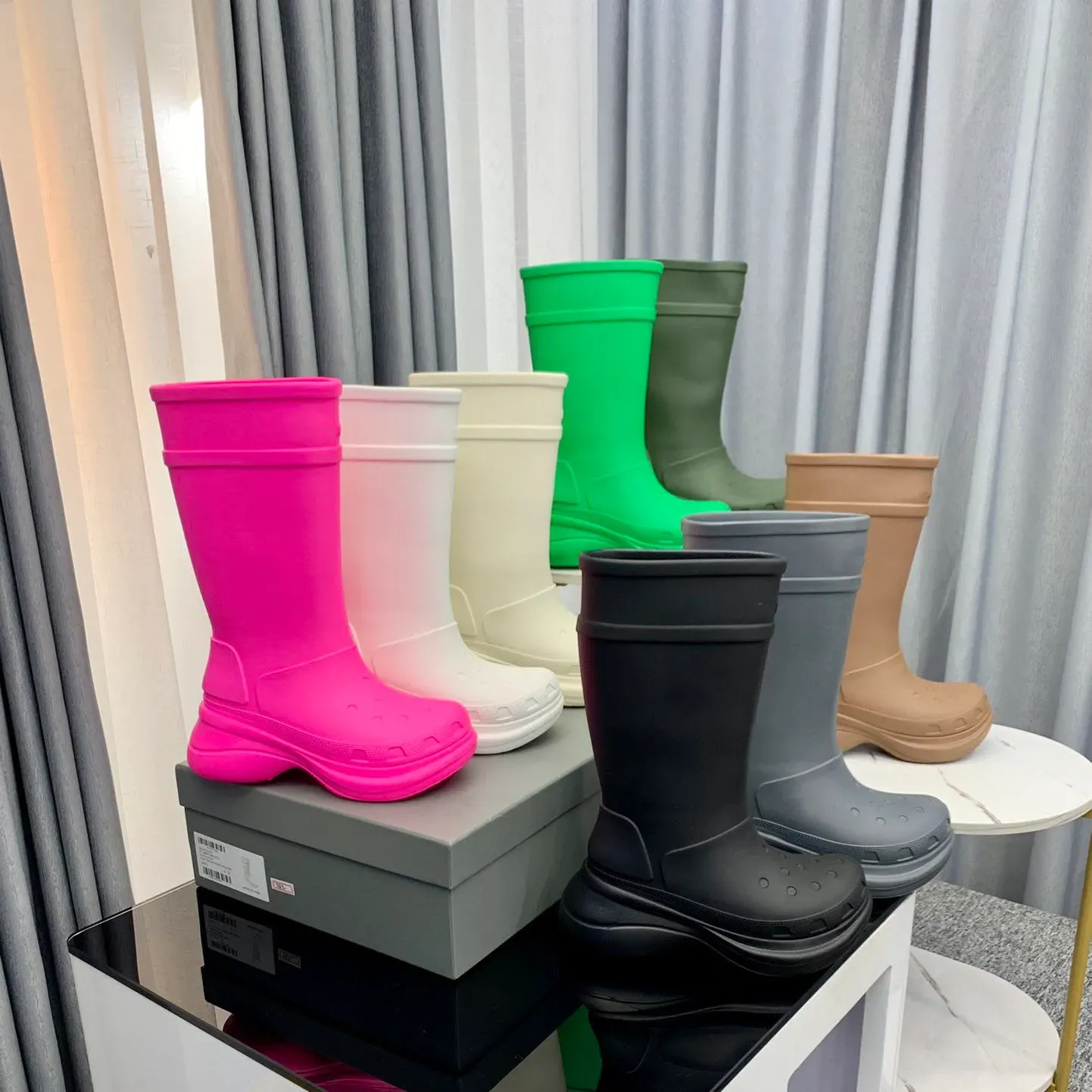 Rainboots Knight Boots زوجين من الأزياء غير الرسمية شقق أخمص القدمين كعب كعب المطاط الحذاء الوحيد للجنسين المصممين أحذية المصنع الحجم 35-46