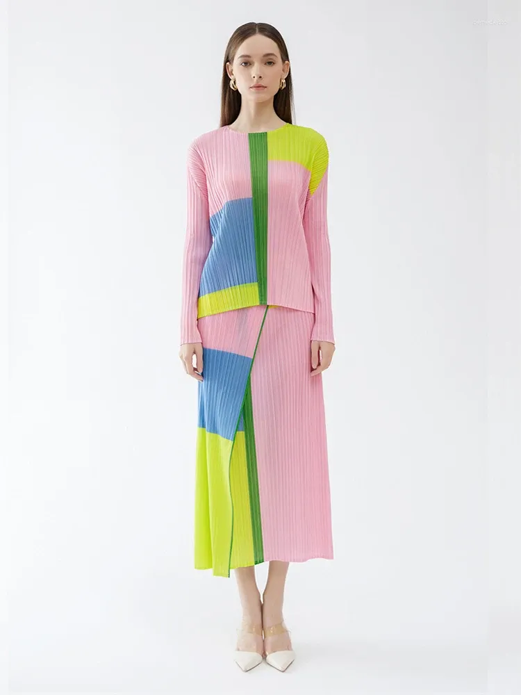İş elbiseleri miyake pilili patchwork renk etek setleri kadınlar 2023 bahar koren tarzı nedensel uzun kollu üstler iki parçalı tasarımcı kıyafetleri