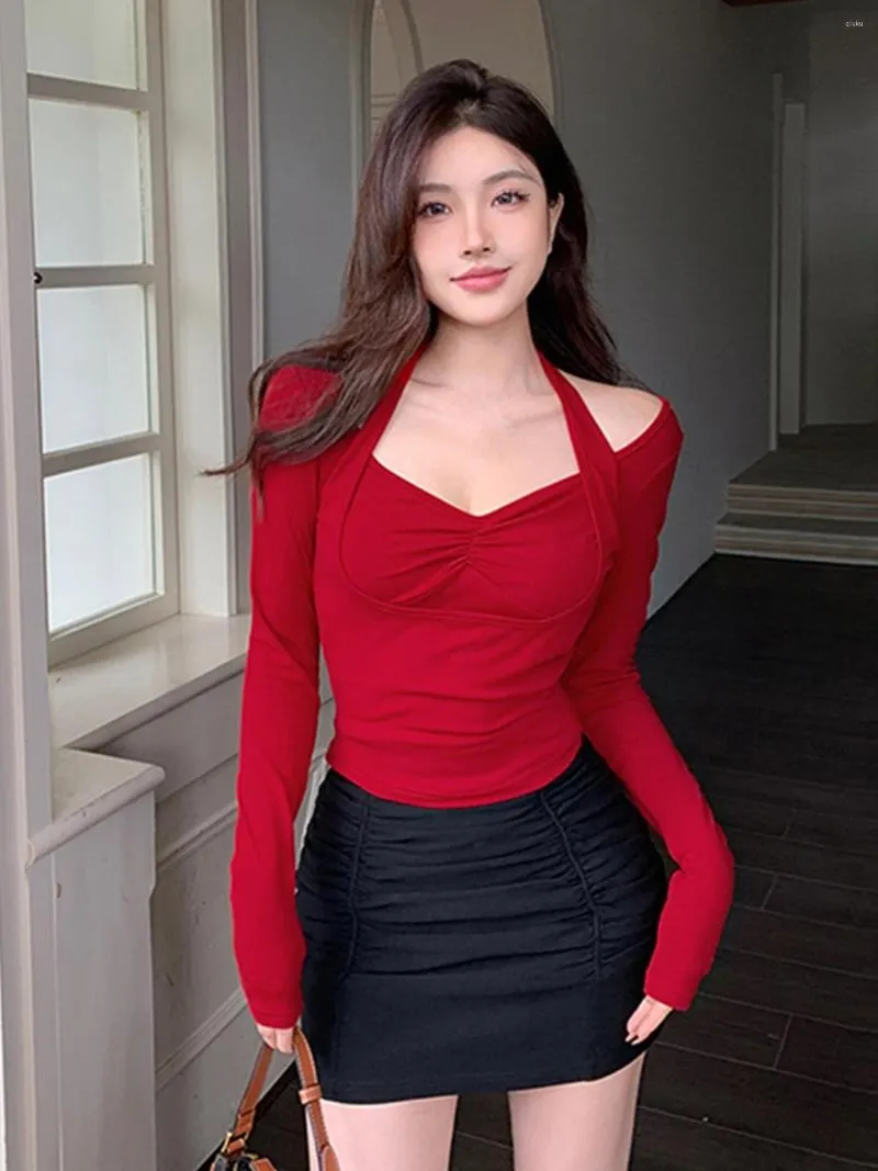 Camisetas para mujer Insdoit Camiseta roja ajustada con cuello halter de manga larga Otono 2023 Estilo occidental Top pequeno dulce y picante de
