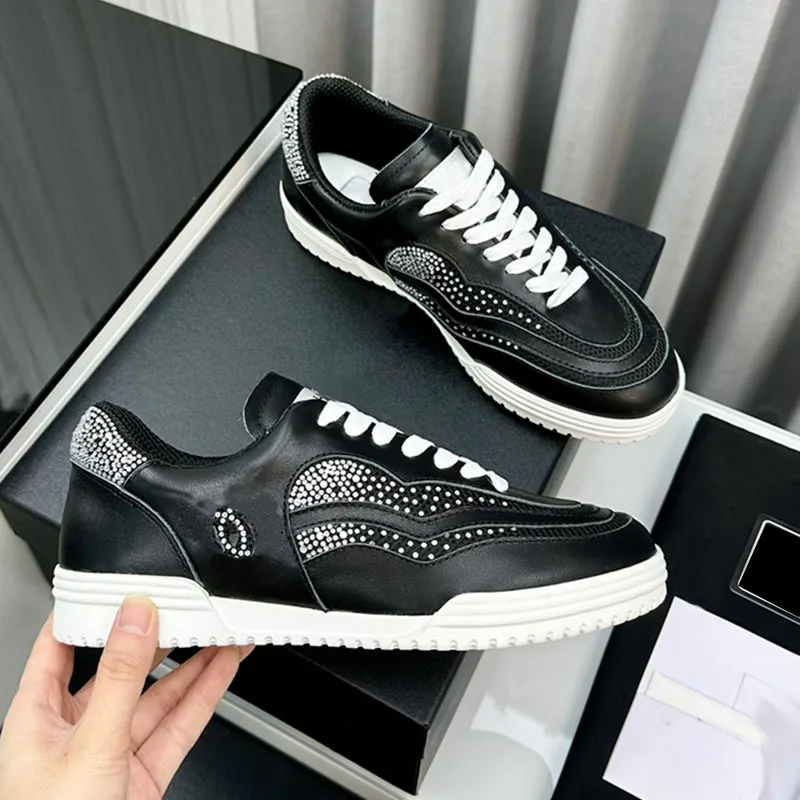 23SS Womens Casual Sports Shoes Designer Dress Shoes Cowhide Sneakers med Strass Platform Heels Lace-Up Leisure Shoe quiltad textur utomhus tränare vandringsskor