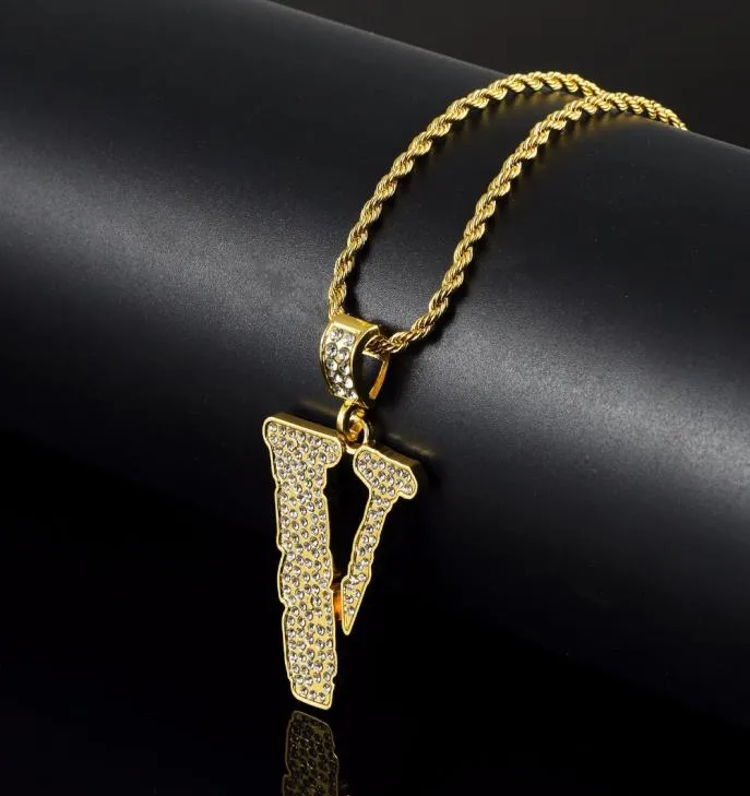 2018 Men Hip Hop V Letter Pendant Halsband med 60 cm lång ed -kedja modehalsband manliga hiphop smycken gåvor6234331