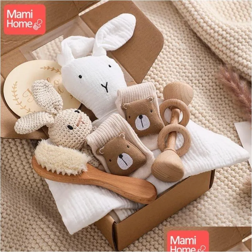 Keepsakes Baby Double Sided Cotton Blanket Born Bath Set Gifts Box Wooden Cloghet Rattle Brushs Bracelet Towel For Shower Gift 230914 Dhdab