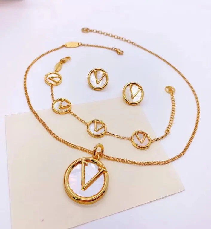Europe America Style Jewelry Sets Lady Women Engraved V Initials Mother of Pearl Round Pendant Necklace Earrings Bracelet Sets4373986