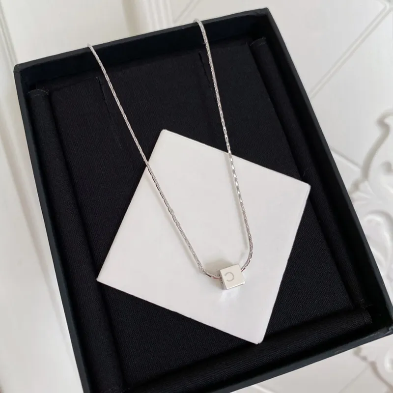 Designer Luxe Klassieke Messing Ketting Franse Merk Vierkant Driedimensionale Dubbele Letter Hanger Hoge Kwaliteit Koperen Vrouwen Charme Leveren Moeder Sieraden Cadeau