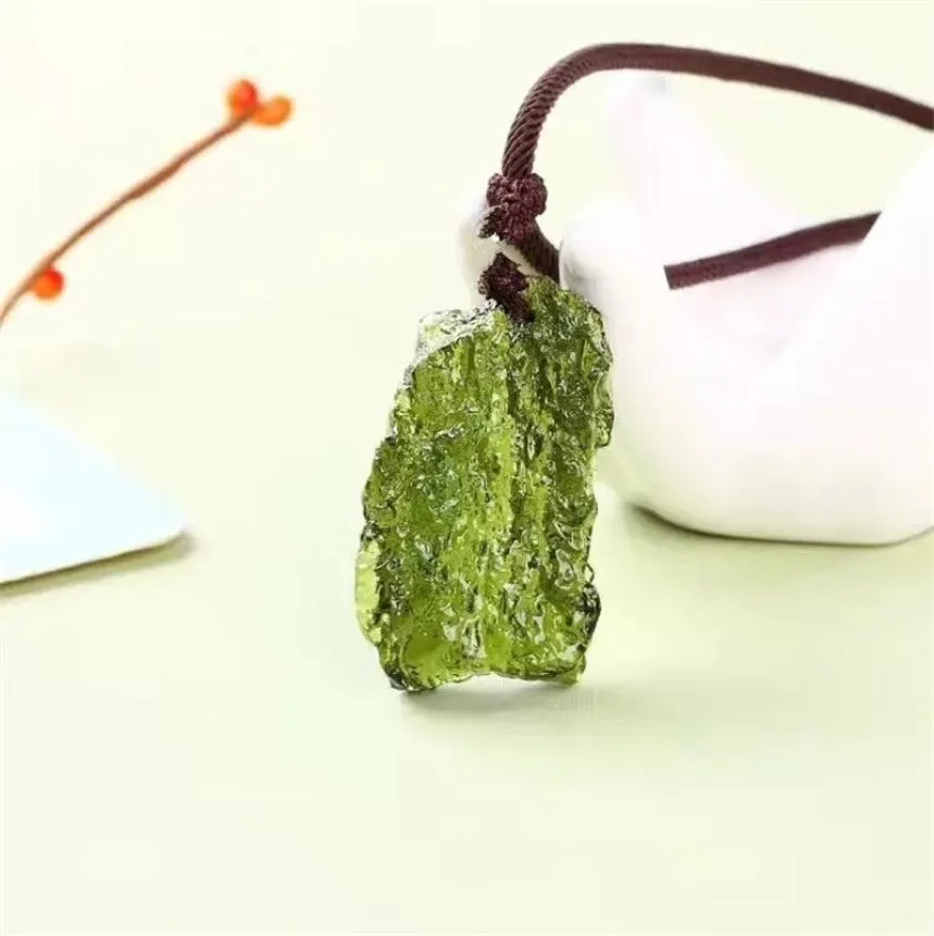 Un pendentif en pierre de cristal d'aérolites vertes Moldavite naturelle, énergie apotropaic4g5g, lot de corde, collier Unique 2010138097947