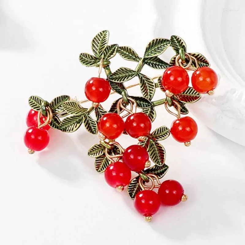 Broscher 2023 söt tjej enkla stift tranbär frukt corsage för kvinnor mode smycken tillbehör
