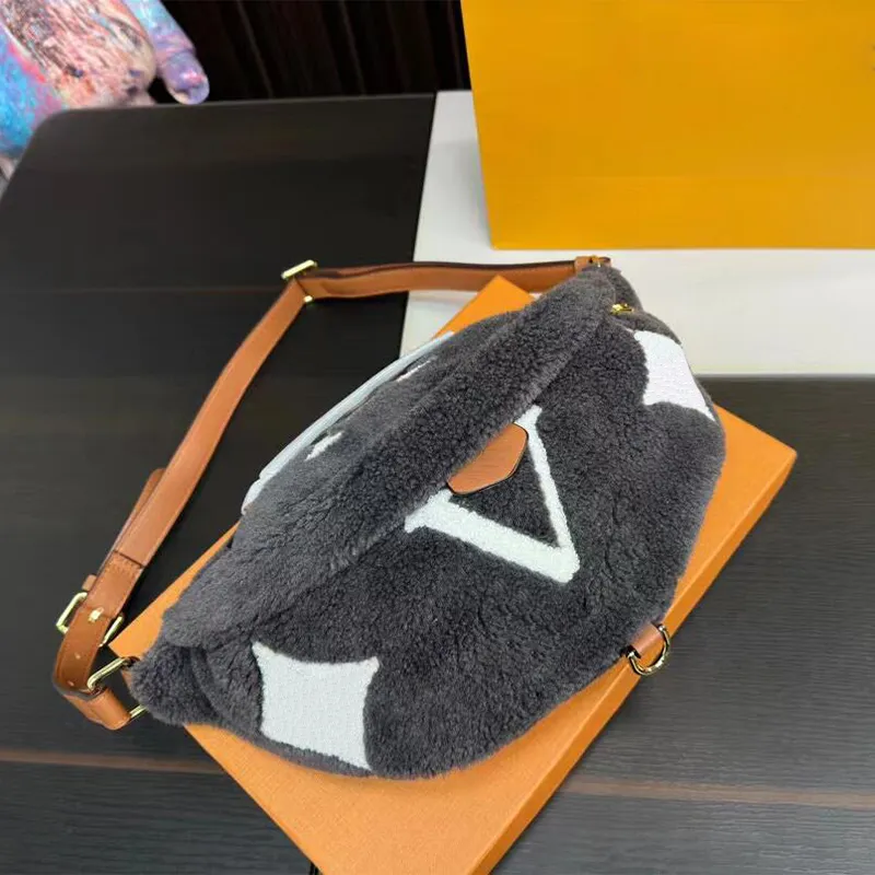 Kvinnors designer midjeväska vinterdesign bröstväska med bokstäver flickor pojkar handväska pursar crossbody unisex mjuk pälslamm axel axlar väskor