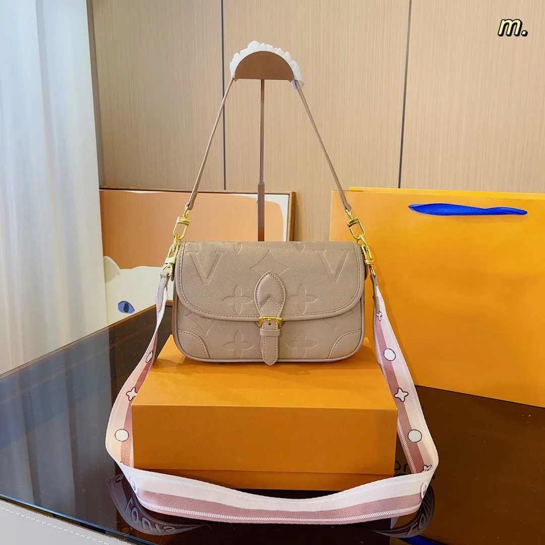 Top 10a сумка зеркального качества Дизайнерская сумка через плечо Кожаная сумка Old Diane Baguette Большая вместительная сумка Emed Letter Красочная сумка-мессенджер