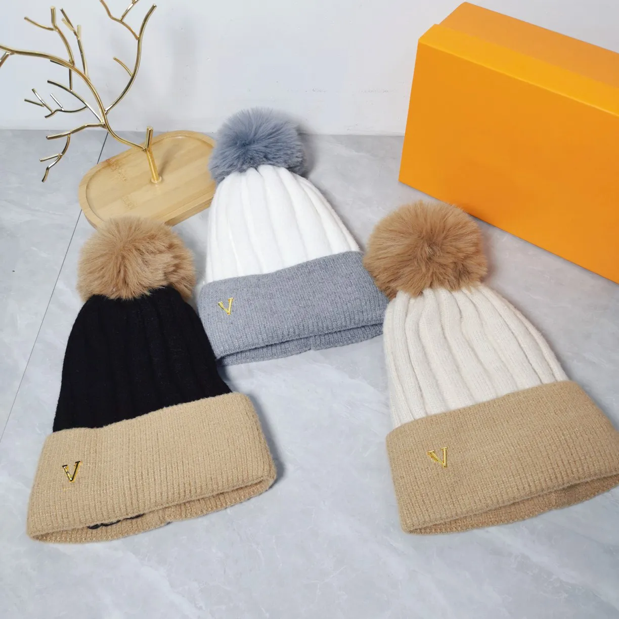 POM-POM Designer Beanie for Man Woman Gold Letter Cap Warm Winter Woolen Hat Casquette