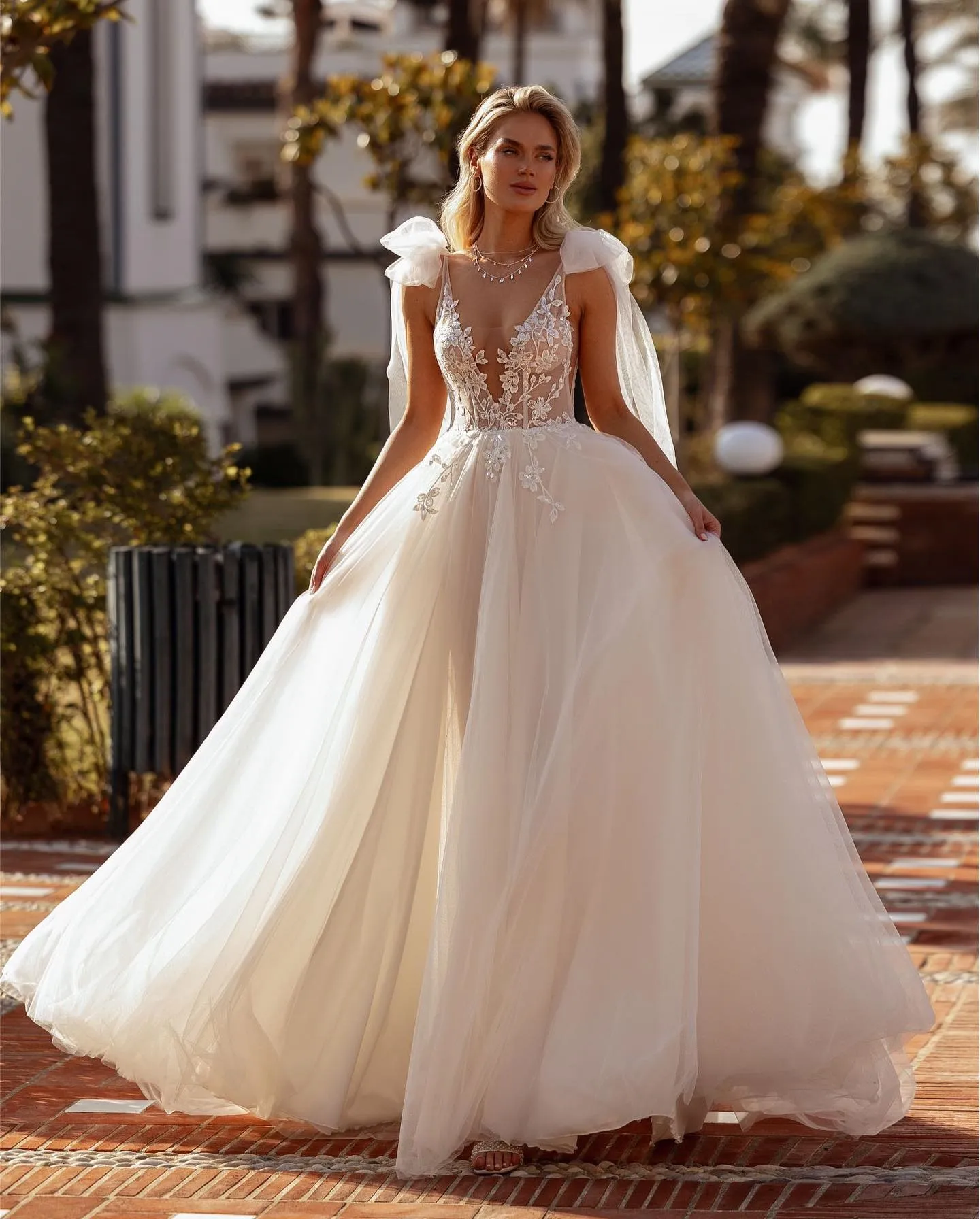 Affascinanti abiti da sposa A Line Papillon Cinturino con scollo a V Abito da sposa Boho Abito da sposa in tulle con applicazioni di pizzo increspato