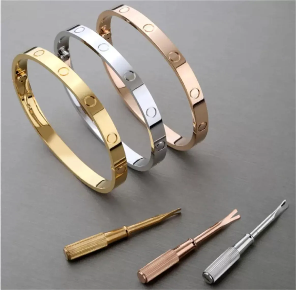 Bracelets personnalisés de mode Bijoux de créateur Couple Bracelets de bal jumelés Bijoux vintage simples Accessoires exquis inspirés M3684189