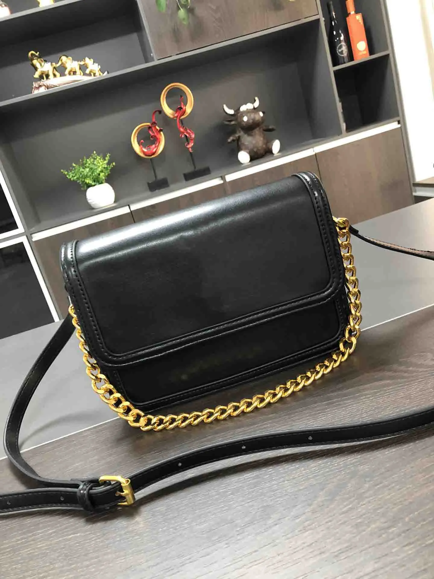 2024 Kvinnors Messenger Sunset Bag 10a Kvinnors pochette läderväska Designer Bag Luxury Chain Handväska Koppling Flip kuvert axel Sling Black Camera Bag