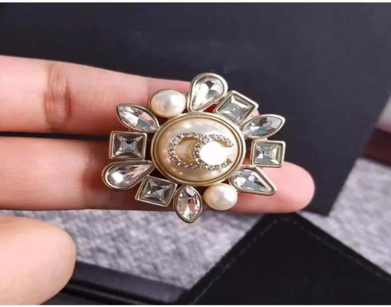 23ss Luxury Women Designer Brand Letter Brooches 18K Gold Plated Inlay Crystal Rhinestone Jewelry Brooch Letters Flower Pearl Roun1013040