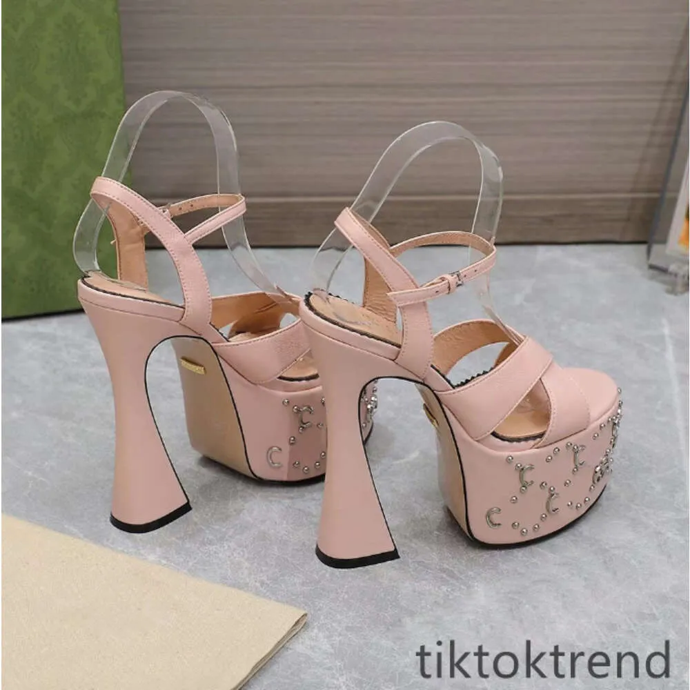Scarpe aperte store con plateau