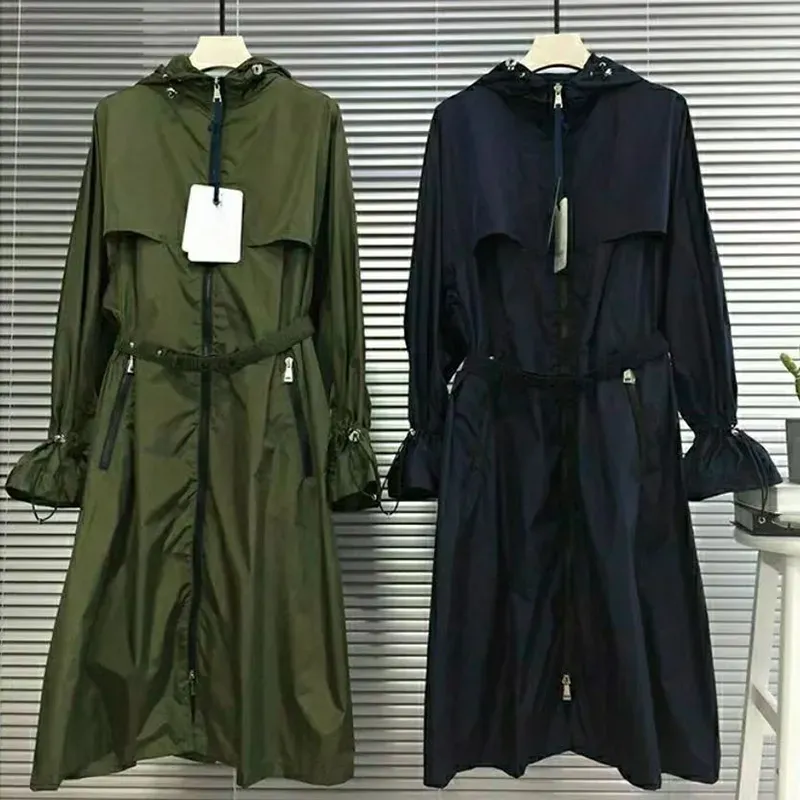 Trench-coat de styliste pour femmes, ceinture mi-longue, coupe ajustée, à capuche, haut léger, badge brodé, ample