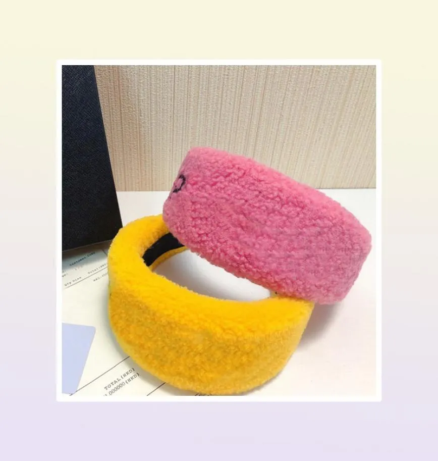 Autumn Winter Plush pannband Letter Tryckt hårband Kvinnor Brett Brim Hair Band med presentbox6068782