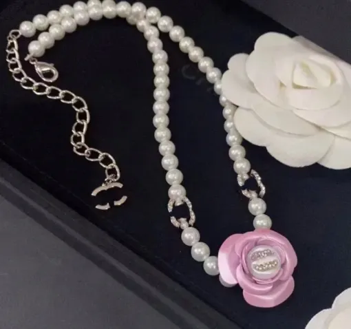 Colliers cadeaux de Noël Boutique Collier de perles plaqué argent Hiver Marque de luxe Bijoux Mode Amour Femmes Famille Design classique Collier pendentif