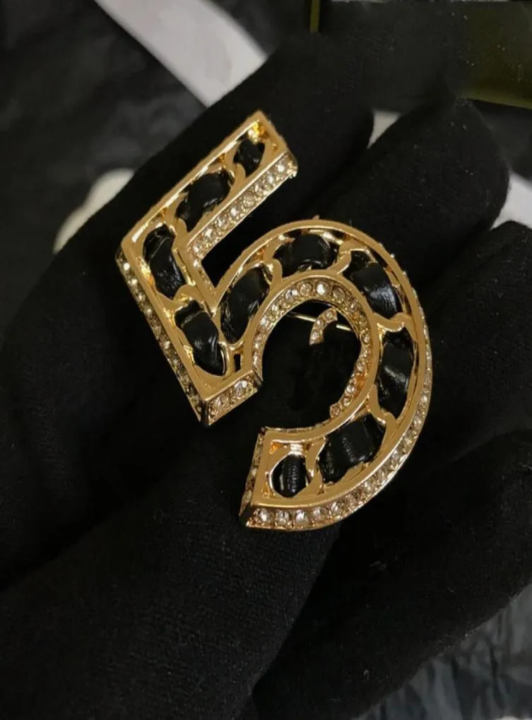 23SS Luxury Brand Gold Letter Designer épingles Broches pour femmes hommes Copper Fashion Crystal Pearl Brooch Gold Plate épingle Bijoux pour 4735490