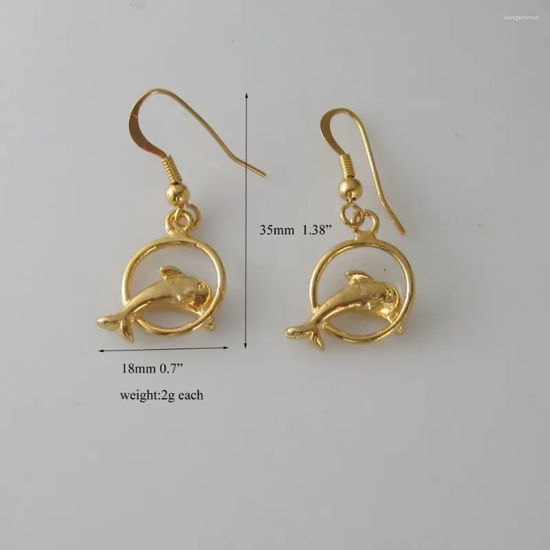 Pendientes Colgantes ARETE DIJE DEL DELFÍN EN CÍRCULO ANCHO 18MM 0.7" ALTO 35 MM 1.38" CHAPADO EN ORO AMARILLO