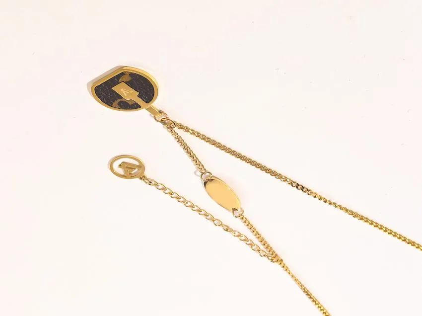 Europe America Fashion Womens Design Collier Faux Cuir 18K Gold plaqué en acier inoxydable Colliers Chain de coundre Pendre W3484786