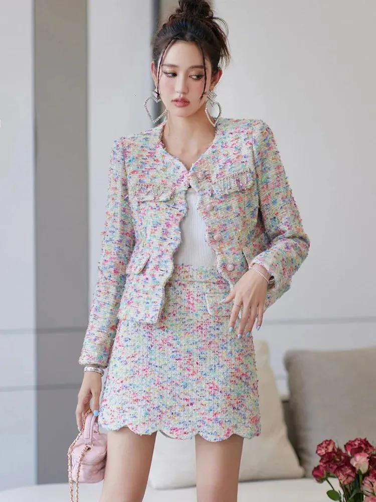 Robe deux pièces Petit parfum Automne Hiver Piste Vague Bord Coloré Glands Tweed Laine Veste Courte ManteauMini Jupe Ensemble Deux Pièces Tenues 231211