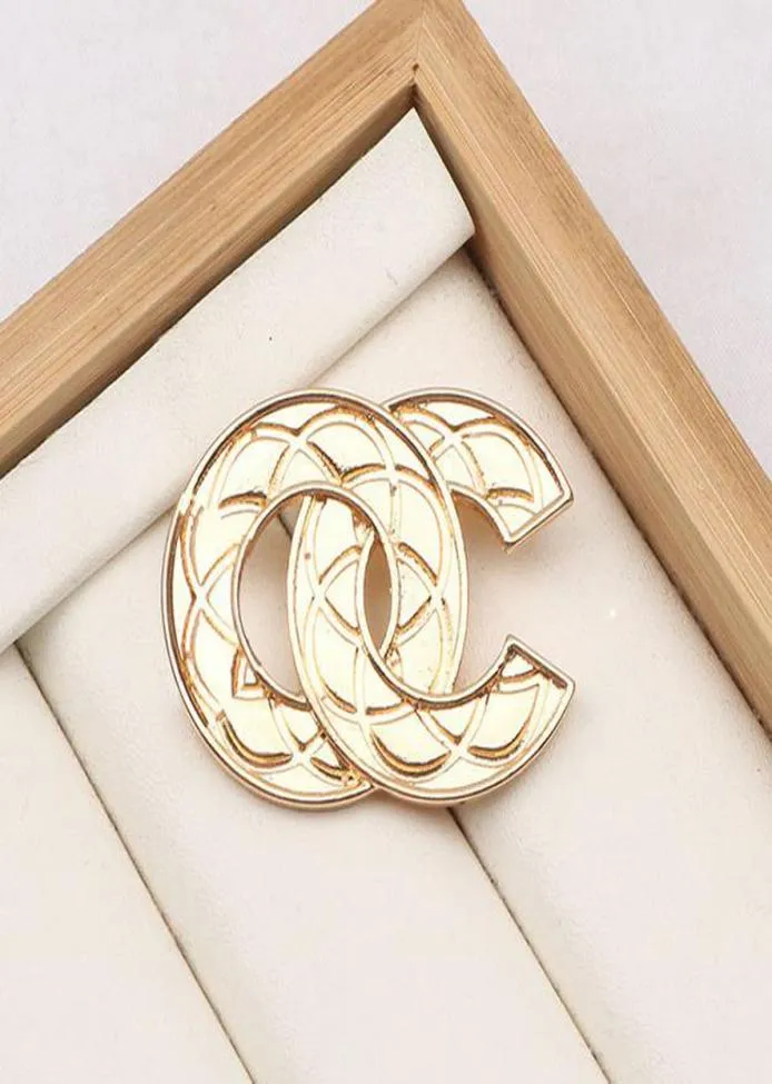 Femmes Gold Double Letters Brooches Conception de chaîne creux vintage Petit vent sucré 18k Gold plaqué épingles en cristal de cristal accessoires SPE6894531