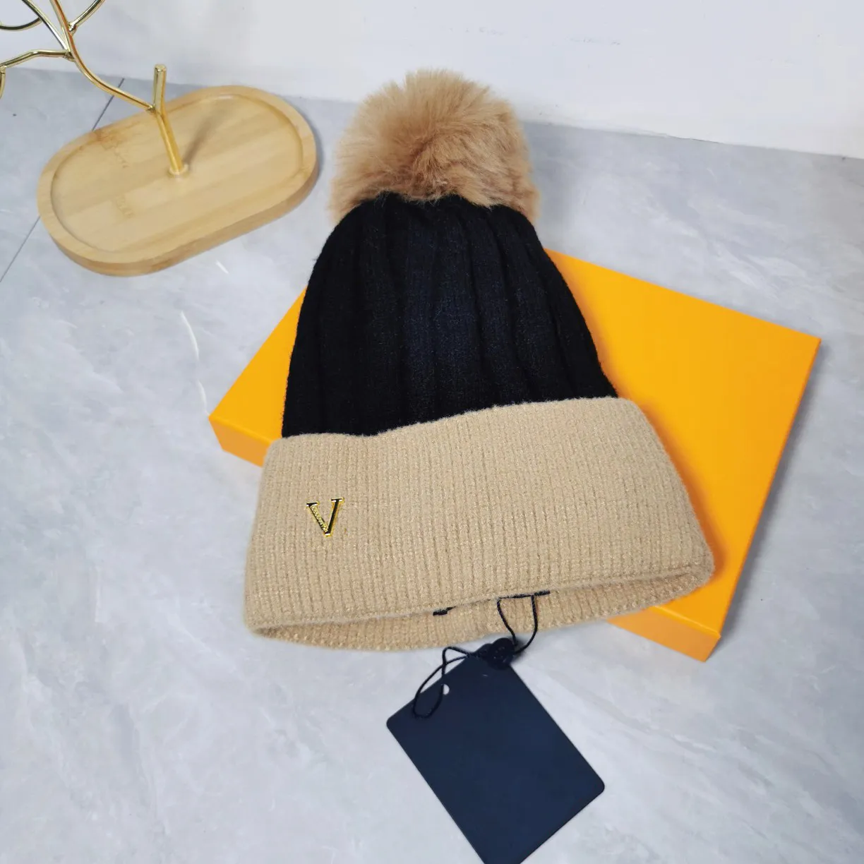 POM-POM Designer Beanie for Man Woman Gold Letter Cap Warm Winter Woolen Hat Casquette