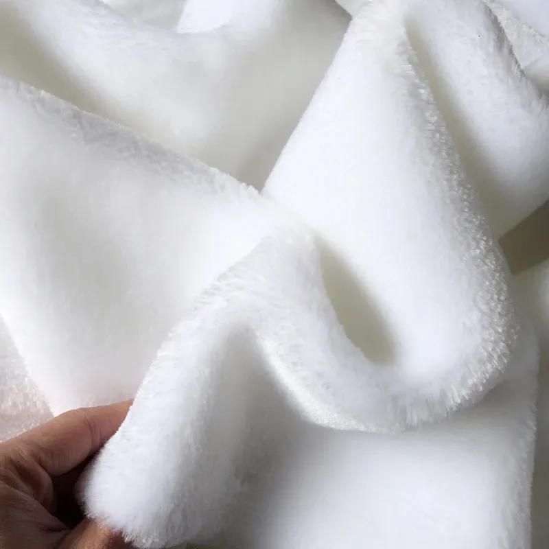 Tyg och sy 50x160 cm faux vit päls 100% polyester 1 cm hög supermjuk plysch för handgjorda fyllda leksaker DIY 231211