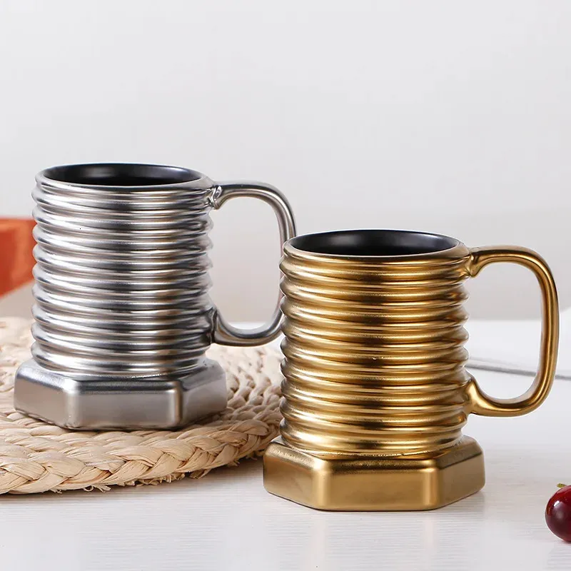 Bouteilles d'eau Tasses à café en céramique en forme de vis Tasse cadeau en porcelaine Tasse à boire de lait de petit déjeuner pour le bureau à domicile Noël Hommes Femmes 231212