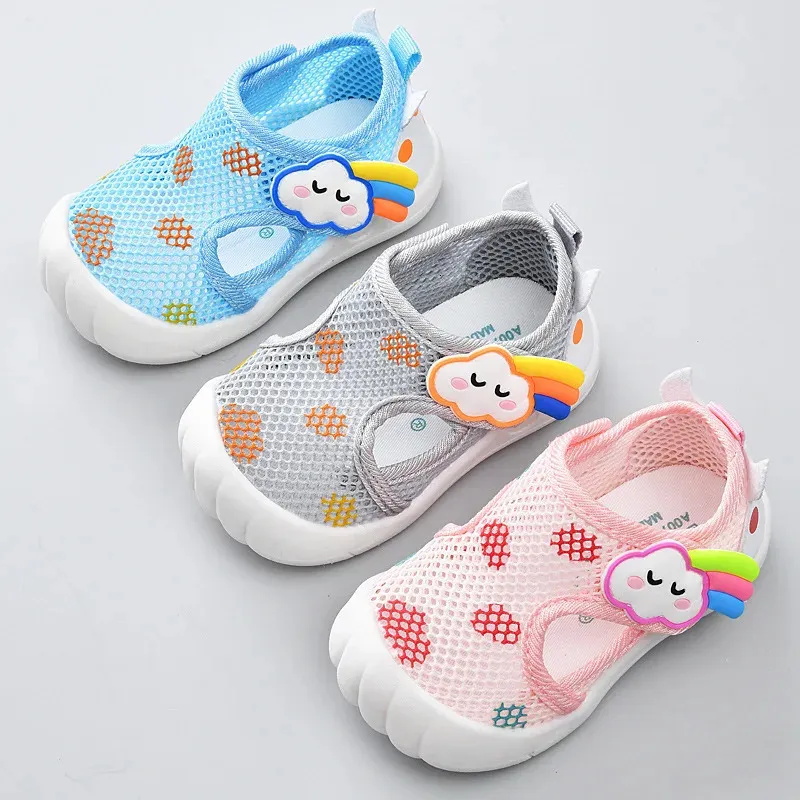 Första vandrare söta baby sandaler flickor promenadskor sommar 0-2 år gammal baby sko mesh mjuk enda andningsbara pojkar sko zapatos bebe 231211