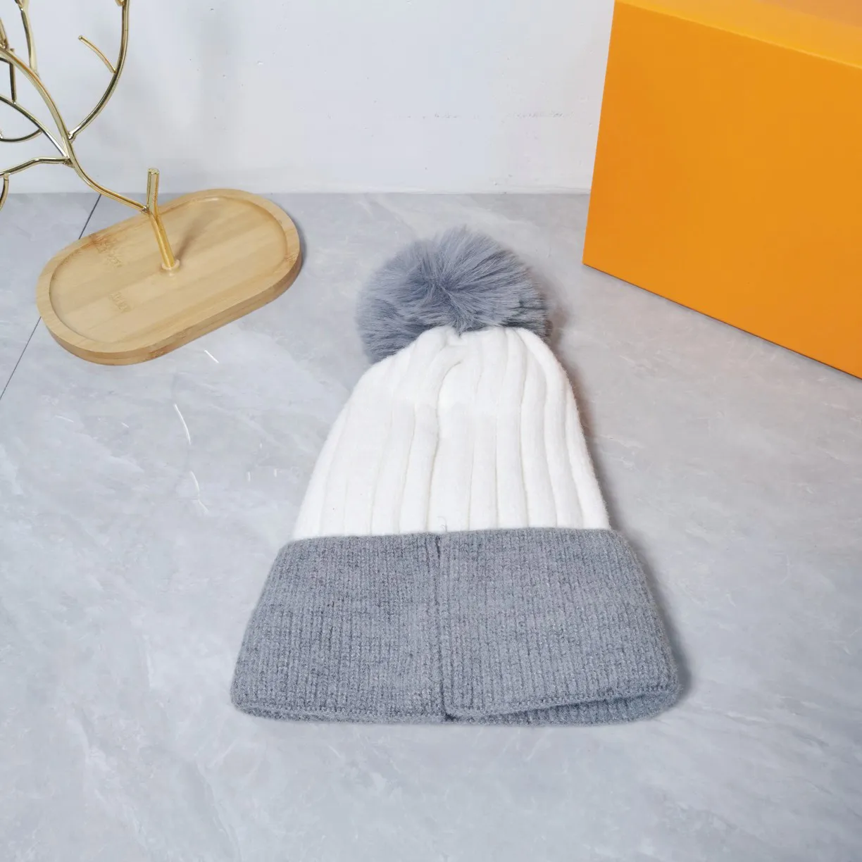 POM-POM Designer Beanie for Man Woman Gold Letter Cap Warm Winter Woolen Hat Casquette