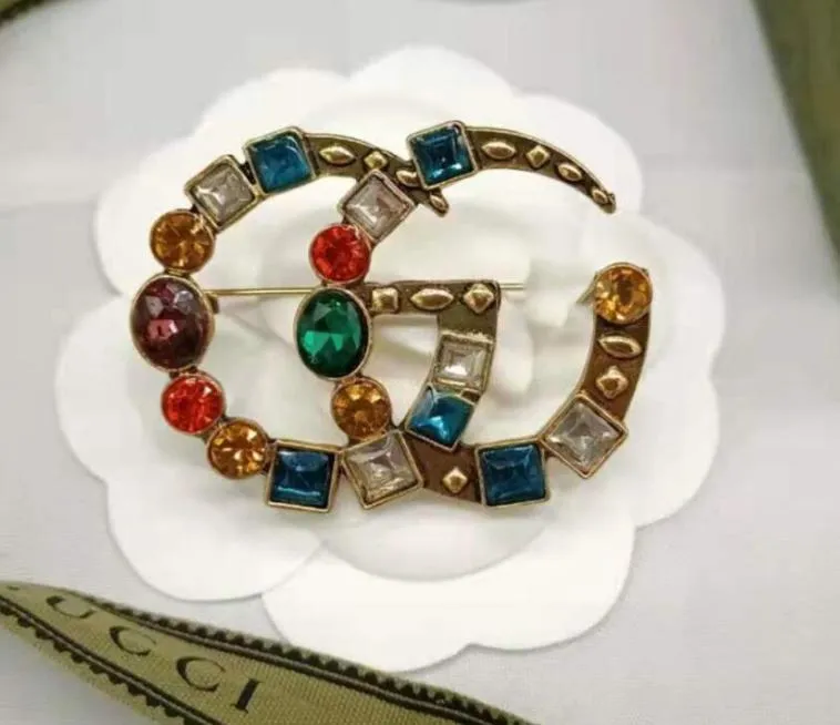 K Gold Letter Botokoch Luksusowa osobowość retro klasyczne marki listy broszki broszki perły Pearl Rhinestone Suit Pin9000873